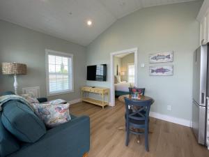 uma sala de estar com um sofá e uma mesa em Key West Cottages em Chincoteague