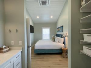 um pequeno quarto com uma cama num quarto em Key West Cottages em Chincoteague