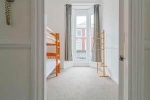 - une chambre avec des lits superposés et une fenêtre dans l'établissement City central apartment, à Bournemouth