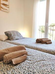 a bedroom with two beds with towels on the floor at La Martela de Segura Apartamento rural piscina in Segura de León