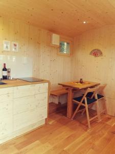 eine Küche mit einem Holztisch, einem Holztisch und einem Tisch aus Holz in der Unterkunft Schäferwagen Hygge nähe Reuss in Gisikon