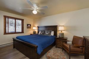 1 dormitorio con 1 cama y ventilador de techo en Sitzmark 12 en Durango Mountain Resort