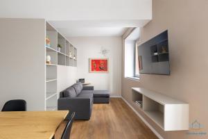salon z kanapą i telewizorem w obiekcie Appartamento Piccolo Nido w mieście Cannobio