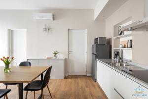 Una cocina con una mesa de madera y un comedor. en Appartamento Piccolo Nido, en Cannobio 4 fotos más
