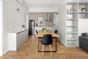 a kitchen and dining room with a table and chairs at 2 Min zum Lago Maggiore, Modernes & Zentrales Apartment in Cannobio