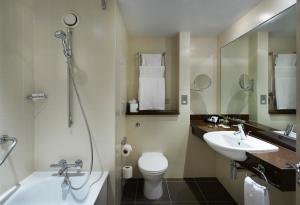 La salle de bains est pourvue de toilettes, d'un lavabo et d'une douche. dans l'établissement Crowne Plaza London Ealing, an IHG Hotel, à Londres