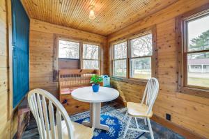 ein Esszimmer mit einem Tisch und Stühlen in einer Hütte in der Unterkunft Mackinaw City Getaway - 3 Mi to City Beach! in Mackinaw City