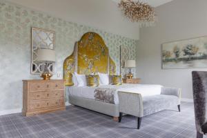 um quarto com uma cama grande e uma cadeira em Peak Edge Hotel em Chesterfield