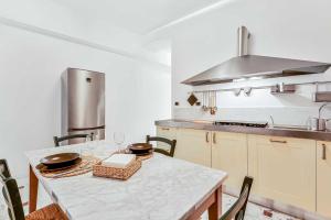 a kitchen with a table with chairs and a stove at White Sea, Terre Marine in Riomaggiore