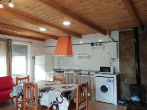 Kuchyňa alebo kuchynka v ubytovaní Casa Rural en cañón Río Júcar.LaGila(Alcalá del Júcar) + 20 fotografií