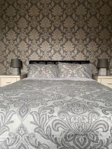 a bedroom with a bed with a patterned wall at Bowman Lodge in Chester