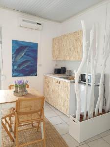 un soggiorno con tavolo e cucina di Ble 1BR Vacation Home with Private Terrace a Chania