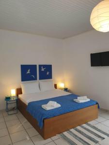 um quarto com uma cama com duas toalhas em Ble 1BR Vacation Home with Private Terrace em Chania