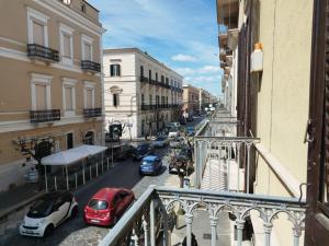 vistas a una calle de la ciudad con coches aparcados en Residenza del Corso, en Trani