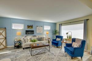 ein Wohnzimmer mit blauen Wänden und blauen Stühlen in der Unterkunft Family Home, 1 Block to Lake Michigan Beach! in Sheboygan