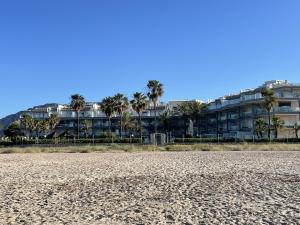 - une vue sur un hôtel depuis la plage dans l'établissement Residencial Mar de Denia 2, à Dénia