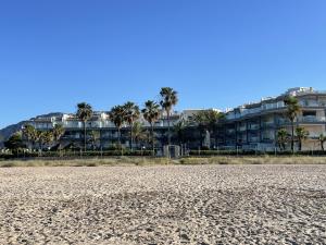 a view of a hotel from the beach at Residencial Mar de Denia 2 in Denia