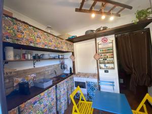 een kleine keuken met een tafel en een fornuis bij Oasi delle palme in Augusta