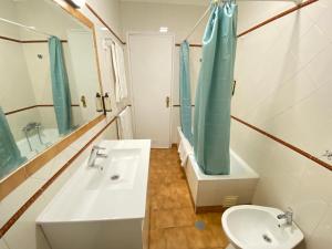 Et badeværelse på Setubal Sunset + 19 billeder