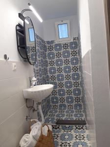 uma casa de banho com um lavatório e um espelho em Olympian Chalet em Paralia Katerinis