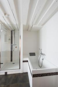 パリにあるBahiaのバスルーム(シャワー、シンク付)