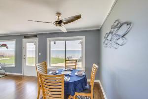 ein Esszimmer mit einem blauen Tisch und Stühlen in der Unterkunft Waterfront Algoma Vacation Rental on Lake Michigan in Algoma