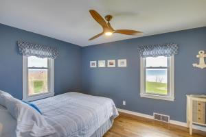 Schlafzimmer mit blauen Wänden und einem Deckenventilator in der Unterkunft Waterfront Algoma Vacation Rental on Lake Michigan in Algoma