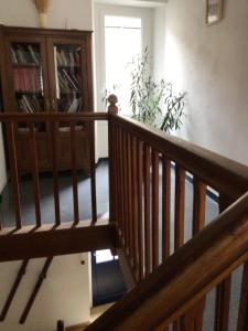 eine Treppe in einem Haus mit Bücherregal in der Unterkunft Laporte in Luz-Saint-Sauveur