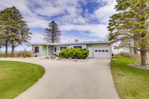 ein Haus mit Auffahrt und Garage in der Unterkunft Waterfront Algoma Vacation Rental on Lake Michigan in Algoma