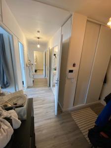 a room with a walk in shower and a hallway at Super chambre avec bureau in Courcouronnes