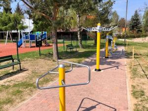 un parco con un parco giochi con pali gialli di Apartamenty Pasternik 7 SUCHEDNIÓW a Suchedniów