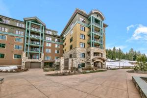 um edifício de apartamentos com um pátio em frente em Constellation Residences em Truckee