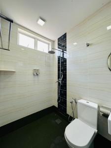 La salle de bains est pourvue d'une douche et de toilettes. dans l'établissement Paddy Village Multi Homestay, à Sekinchan