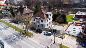 una vista aérea de una gran casa blanca con una calle en Designový apartmán v centru Liberce, en Liberec