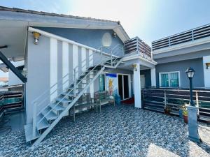 un escalier sur le côté d'une maison dans l'établissement Paddy Village Multi Homestay, à Sekinchan