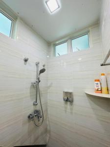 uma casa de banho com um chuveiro e uma parede de vidro em Paddy Village Multi Homestay em Sekincan