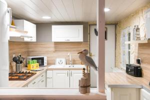 Kuchyňa alebo kuchynka v ubytovaní Le Cabanon - Maison 2 ch avec jardin et parking