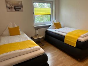 dos camas sentadas una al lado de la otra en una habitación en Schöne helle Ferienwohnung in Waldnähe, en Berching