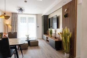 sala de estar con mesa y comedor en Designový apartmán v centru Liberce en Liberec