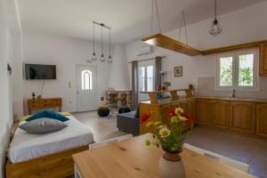 Cet appartement comprend une chambre avec un lit et une cuisine avec une table. dans l'établissement Eva House Dryos Beach Paros, à Drios
