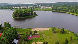 uma ilha no meio de um lago em Apartamenty Pasternik 7 em Suchedniów