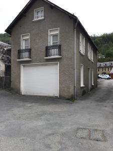 ein braunes Backsteinhaus mit zwei Garagentoren in der Unterkunft Laporte in Luz-Saint-Sauveur