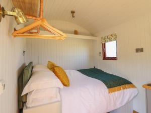 Llit o llits en una habitació de Balwen Hut