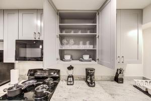 Gallery image of Trendy Apt in Midtown, Walk to Shops & Sites, Pets Ok in Houston +18 photos