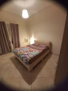 una camera con un letto in una stanza con luce di La casa azul a Megalochori (Isola di Agistri)
