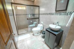 モンテベルデ・コスタリカにあるNatüra Hotel Monteverdeのバスルーム(トイレ、洗面台、シャワー付)