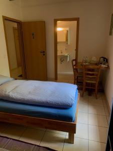 Postel nebo postele na pokoji v ubytování MOUNTAIN HOTEL Osteria di MONTAGNA La Peonia Monte Generoso + 36 fotografií