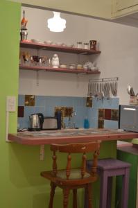 eine Küche mit einer Arbeitsplatte und einem Waschbecken in der Unterkunft Apartment Corazón de San Telmo in Buenos Aires