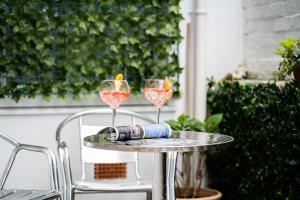 twee wijnglazen op een tafel op een patio bij Little Waves in St Ives