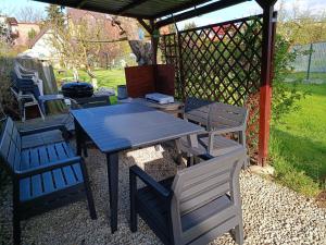 a picnic table and chairs under a gazebo at Pokoje Gościnne Elżbieta Chylińska in Krynica Morska